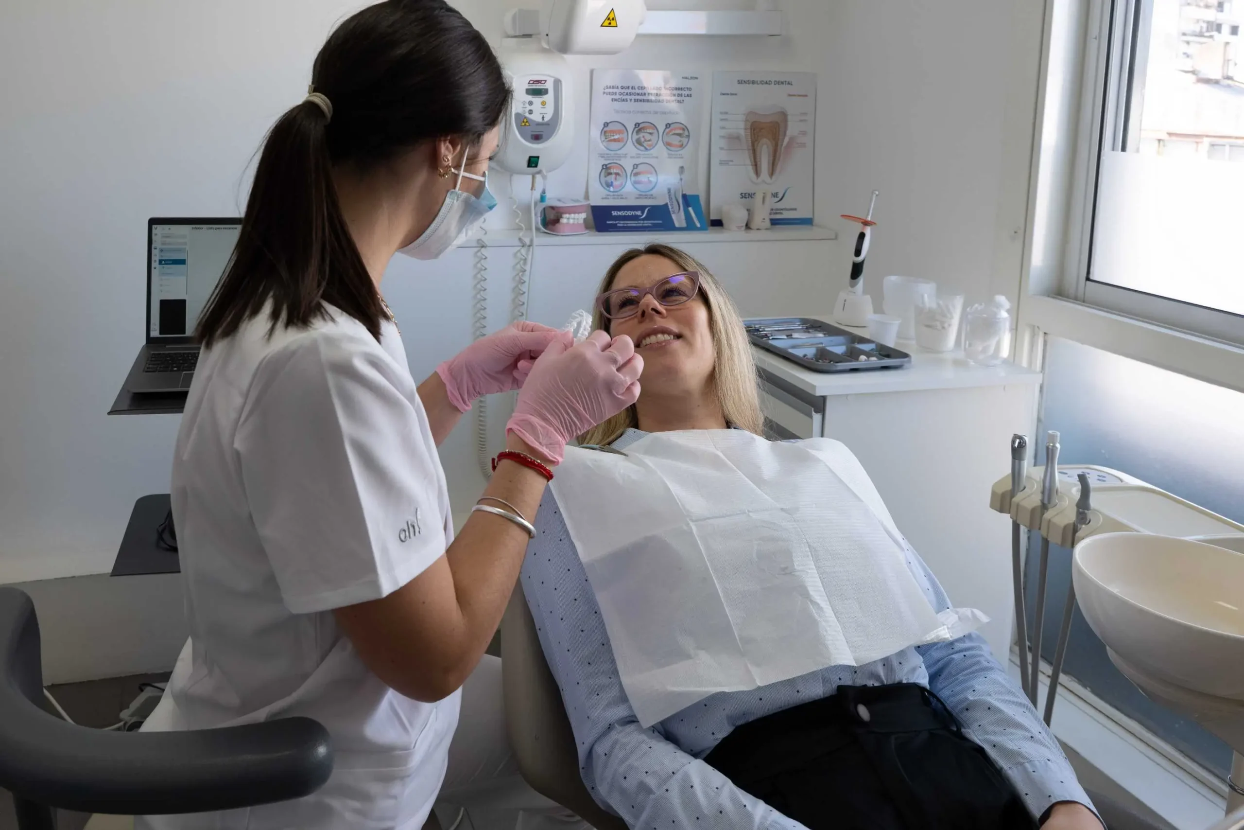Dra. Luisina Biancalana con paciente de Alineadores en consultorio en DiBian Odontología, Belgrano