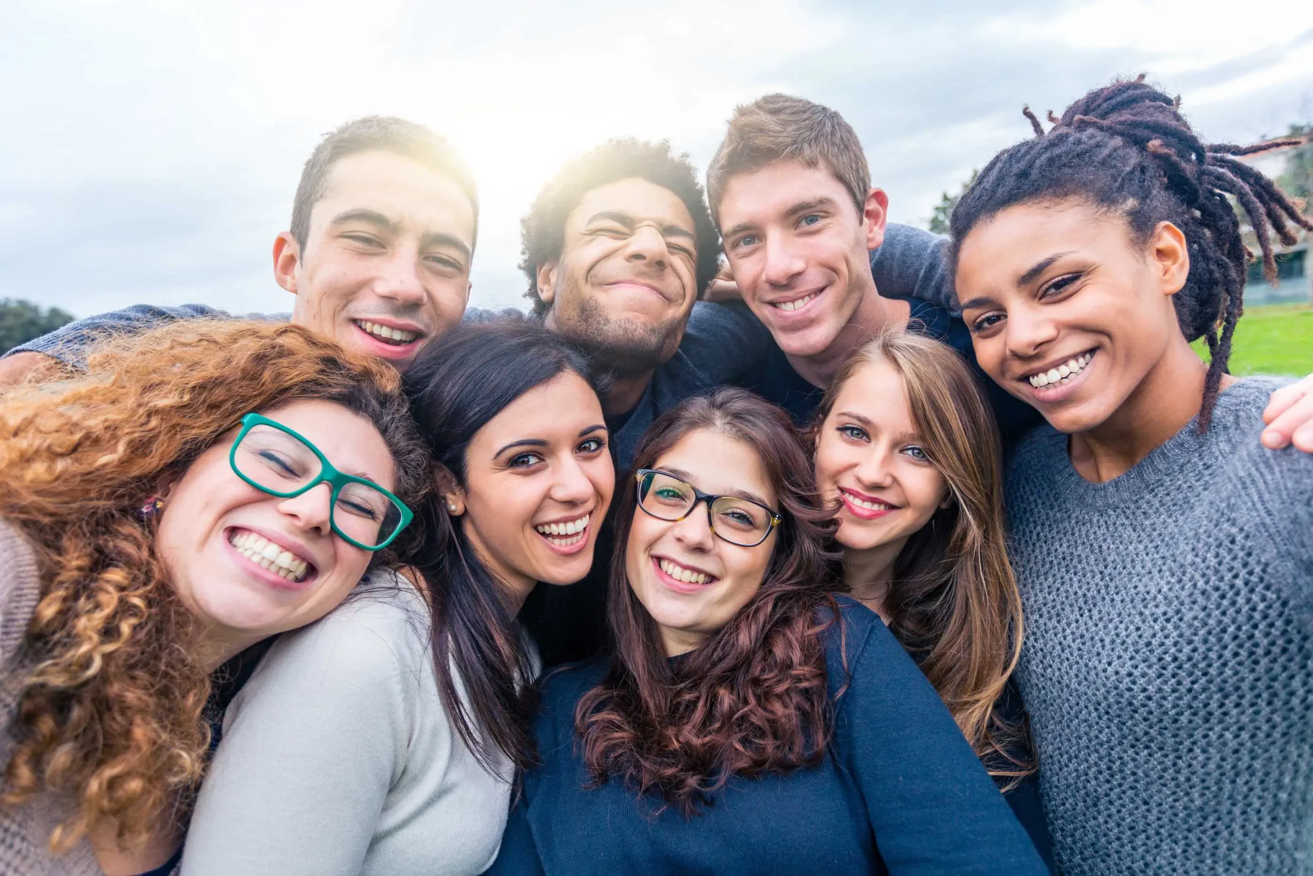Grupo de jóvenes sonriendo mostrando Alineadores DiBian, Buenos Aires, Argentina